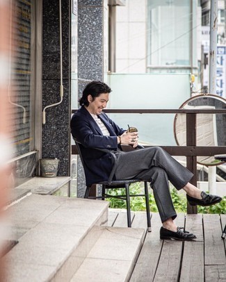 Weißes Einstecktuch kombinieren – 500+ Herren Outfits: Erwägen Sie das Tragen von einem dunkelblauen Sakko und einem weißen Einstecktuch für einen entspannten Wochenend-Look. Setzen Sie bei den Schuhen auf die klassische Variante mit schwarzen Leder Slippern mit Quasten.