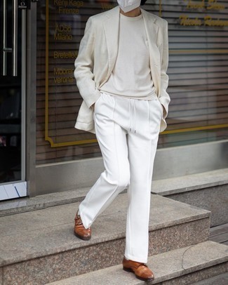 hellbeige Leinen Sakko, weißes Strick T-Shirt mit einem Rundhalsausschnitt, weiße Chinohose, braune Doppelmonks aus Leder für Herren