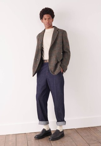 Braunen Ledergürtel kombinieren – 500+ Frühling Herren Outfits: Für ein bequemes Couch-Outfit, kombinieren Sie ein graues Wollsakko mit Hahnentritt-Muster mit einem braunen Ledergürtel. Fühlen Sie sich mutig? Wählen Sie schwarzen klobigen Leder Slipper. Dieser Look ist ein perfekter Frühlings-Look.