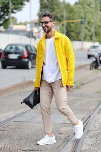 Gelbgrüne Jacke kombinieren – 493 Herren Outfits: Kombinieren Sie eine gelbgrüne Jacke mit einer hellbeige Chinohose für einen für die Arbeit geeigneten Look. Wenn Sie nicht durch und durch formal auftreten möchten, ergänzen Sie Ihr Outfit mit weißen Sportschuhen.