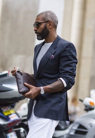 30 Jährige: Leder Clutch Handtasche kombinieren – 500+ Herren Outfits: Ein schwarzes vertikal gestreiftes Sakko und eine Leder Clutch Handtasche sind eine ideale Outfit-Formel für Ihre Sammlung.