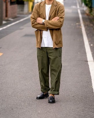 30 Jährige: Rotbraunes Sakko kombinieren – 500+ Smart-Casual Herren Outfits warm Wetter: Entscheiden Sie sich für ein rotbraunes Sakko und eine olivgrüne Chinohose, wenn Sie einen gepflegten und stylischen Look wollen. Entscheiden Sie sich für schwarzen Leder Slipper, um Ihr Modebewusstsein zu zeigen.