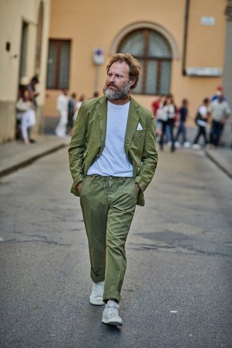 40 Jährige: Welche hohe Sneakers mit olivgrüner Chinohose zu tragen – 7 Herren Outfits: Kombinieren Sie ein olivgrünes Sakko mit einer olivgrünen Chinohose, um einen eleganten, aber nicht zu festlichen Look zu kreieren. Machen Sie diese Aufmachung leger mit hohen Sneakers.