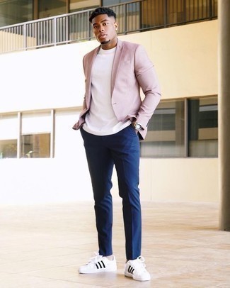 Rosa Sakko kombinieren – 128 Herren Outfits: Erwägen Sie das Tragen von einem rosa Sakko und einer dunkelblauen Chinohose für Drinks nach der Arbeit. Wenn Sie nicht durch und durch formal auftreten möchten, vervollständigen Sie Ihr Outfit mit weißen und schwarzen Leder niedrigen Sneakers.