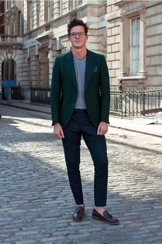 30 Jährige: Dunkelrote Slipper kombinieren – 500+ Herren Outfits: Paaren Sie ein dunkelgrünes Sakko mit einer dunkelblauen Chinohose für Ihren Bürojob. Entscheiden Sie sich für dunkelroten Slipper, um Ihr Modebewusstsein zu zeigen.