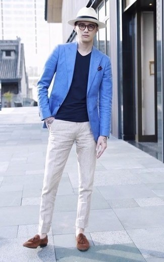 Welche Slipper mit Quasten mit hellbeige Chinohose zu tragen – 204 Smart-Casual Herren Outfits warm Wetter: Kombinieren Sie ein blaues Sakko mit einer hellbeige Chinohose für Ihren Bürojob. Fühlen Sie sich mutig? Ergänzen Sie Ihr Outfit mit Slippern mit Quasten.