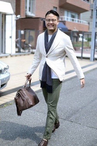 30 Jährige: Welche Sakkos mit olivgrüner Chinohose zu tragen – 239 Herren Outfits: Kombinieren Sie ein Sakko mit einer olivgrünen Chinohose für Drinks nach der Arbeit. Fühlen Sie sich mutig? Entscheiden Sie sich für dunkelbraunen Leder Oxford Schuhe.