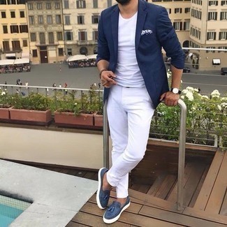 30 Jährige: Blaues Sakko kombinieren – 500+ Smart-Casual Sommer Herren Outfits: Kombinieren Sie ein blaues Sakko mit einer weißen Chinohose für Drinks nach der Arbeit. Fühlen Sie sich ideenreich? Vervollständigen Sie Ihr Outfit mit blauen Leder Slippern mit Quasten. Dieser Look eignet sich hervorragend für den Sommer.