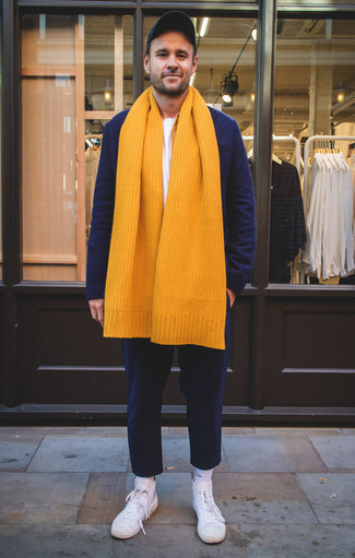 Orange Schal kombinieren – 77 Herren Outfits: Paaren Sie ein dunkelblaues Wollsakko mit einem orange Schal für einen entspannten Wochenend-Look. Weiße hohe Sneakers aus Segeltuch sind eine perfekte Wahl, um dieses Outfit zu vervollständigen.