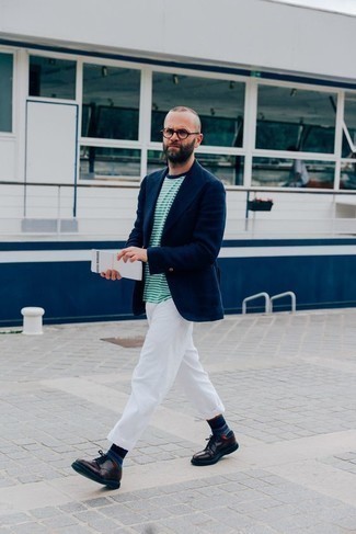 Grünes T-Shirt mit einem Rundhalsausschnitt kombinieren – 163 Herren Outfits: Die Kombination von einem grünen T-Shirt mit einem Rundhalsausschnitt und einer weißen Chinohose erlaubt es Ihnen, Ihren Freizeitstil klar und einfach zu halten. Vervollständigen Sie Ihr Outfit mit dunkellila Leder Derby Schuhen, um Ihr Modebewusstsein zu zeigen.