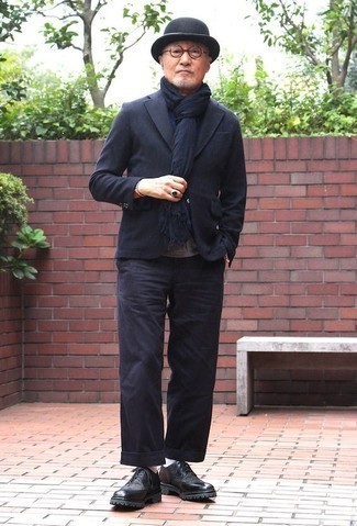 Schwarze Leder Brogues kombinieren – 126 Smart-Casual Herren Outfits warm Wetter: Vereinigen Sie ein dunkelblaues Sakko mit einer dunkelblauen Chinohose für Ihren Bürojob. Fühlen Sie sich ideenreich? Entscheiden Sie sich für schwarzen Leder Brogues.