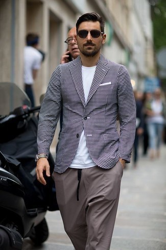 Lila Sakko kombinieren – 106 Herren Outfits warm Wetter: Kombinieren Sie ein lila Sakko mit einer grauen Chinohose, wenn Sie einen gepflegten und stylischen Look wollen.