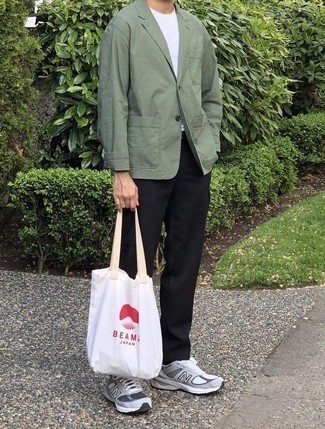 Weiße Shopper Tasche aus Segeltuch kombinieren – 500+ Herren Outfits: Ein olivgrünes Sakko und eine weiße Shopper Tasche aus Segeltuch sind eine großartige Outfit-Formel für Ihre Sammlung. Vervollständigen Sie Ihr Look mit grauen Sportschuhen.