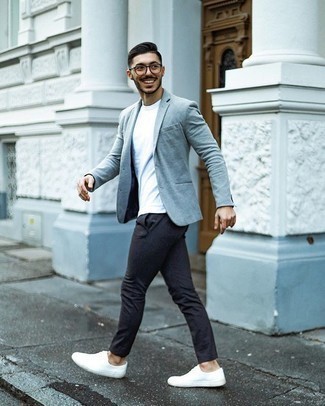 Welche Sakkos mit dunkelgrauer Chinohose zu tragen – 96 Casual Herren Outfits: Kombinieren Sie ein Sakko mit einer dunkelgrauen Chinohose, um einen eleganten, aber nicht zu festlichen Look zu kreieren. Suchen Sie nach leichtem Schuhwerk? Komplettieren Sie Ihr Outfit mit weißen Segeltuch niedrigen Sneakers für den Tag.