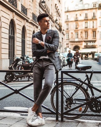 Dunkelrotes Einstecktuch kombinieren – 25 Casual Herren Outfits: Entscheiden Sie sich für Komfort in einem grauen Sakko mit Schottenmuster und einem dunkelroten Einstecktuch. Fühlen Sie sich mutig? Wählen Sie weißen Segeltuch niedrige Sneakers.