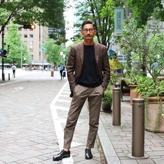 30 Jährige: Welche T-Shirts mit einem Rundhalsausschnitt mit braunen Sakkos zu tragen – 96 Herren Outfits: Kombinieren Sie ein braunes Sakko mit einem T-Shirt mit einem Rundhalsausschnitt für einen bequemen Alltags-Look. Fühlen Sie sich ideenreich? Ergänzen Sie Ihr Outfit mit schwarzen Leder Derby Schuhen.