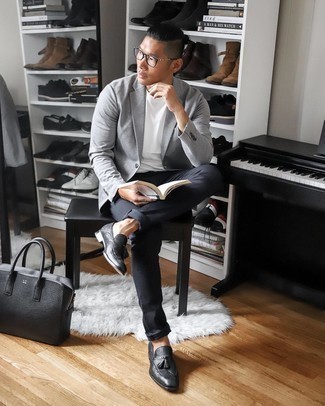 30 Jährige: Schwarze Leder Aktentasche kombinieren – 204 Herren Outfits: Für ein bequemes Couch-Outfit, entscheiden Sie sich für ein graues Sakko und eine schwarze Leder Aktentasche. Fühlen Sie sich ideenreich? Entscheiden Sie sich für schwarzen Leder Slipper mit Quasten.
