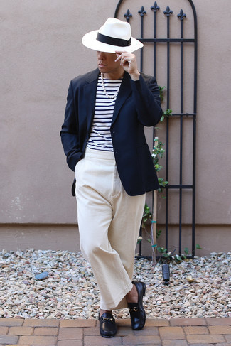 Weißen Strohhut kombinieren – 113 Herren Outfits: Ein dunkelblaues Sakko und ein weißer Strohhut sind eine perfekte Wochenend-Kombination. Ergänzen Sie Ihr Outfit mit dunkelblauen Leder Slippern, um Ihr Modebewusstsein zu zeigen.