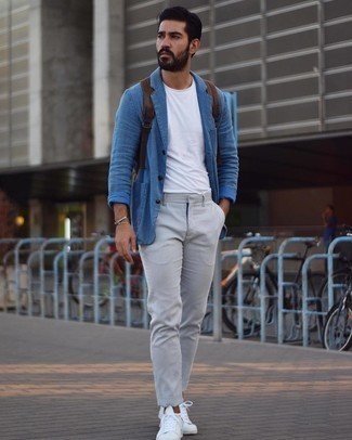 Rucksack kombinieren – 500+ Herren Outfits: Tragen Sie ein blaues Strick Sakko und einen Rucksack für einen entspannten Wochenend-Look. Fühlen Sie sich ideenreich? Wählen Sie weißen Segeltuch niedrige Sneakers.