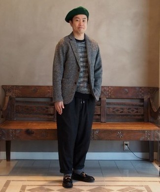 Wie graues Sakko mit schwarzer Hose zu kombinieren – 444 Herren Outfits: Entscheiden Sie sich für ein graues Sakko und eine schwarze Hose für Ihren Bürojob. Schalten Sie Ihren Kleidungsbestienmodus an und machen dunkelbraunen Leder Slipper zu Ihrer Schuhwerkwahl.