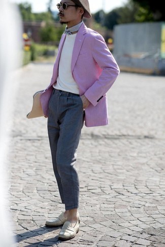 Hellbeige Leder Clutch Handtasche kombinieren – 27 Herren Outfits: Halten Sie Ihr Outfit locker mit einem rosa Sakko mit Hahnentritt-Muster und einer hellbeige Leder Clutch Handtasche. Weiße Leder Slipper putzen umgehend selbst den bequemsten Look heraus.
