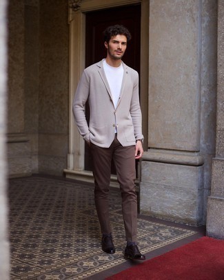 Braune Chinohose kombinieren – 500+ Smart-Casual Herren Outfits: Kombinieren Sie ein hellbeige Strick Sakko mit einer braunen Chinohose, um einen eleganten, aber nicht zu festlichen Look zu kreieren. Fügen Sie dunkelbraunen Leder Oxford Schuhe für ein unmittelbares Style-Upgrade zu Ihrem Look hinzu.