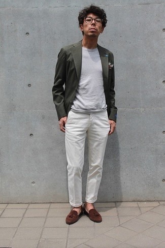 Olivgrünes Sakko kombinieren – 873+ Herren Outfits: Kombinieren Sie ein olivgrünes Sakko mit einer weißen Chinohose für Drinks nach der Arbeit. Entscheiden Sie sich für dunkelbraunen Wildleder Slipper mit Quasten, um Ihr Modebewusstsein zu zeigen.