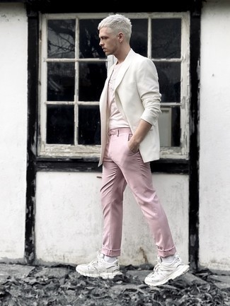 Rosa Chinohose kombinieren – 75 Sommer Herren Outfits: Vereinigen Sie ein weißes Sakko mit einer rosa Chinohose, um einen modischen Freizeitlook zu kreieren. Bringen Sie die Dinge durcheinander, indem Sie weißen Sportschuhe mit diesem Outfit tragen. Schon ergibt sich ein cooler Sommer-Look.