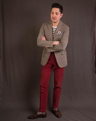 Beige bedrucktes Einstecktuch kombinieren – 54 Smart-Casual Herren Outfits: Tragen Sie ein braunes Sakko und ein beige bedrucktes Einstecktuch für einen entspannten Wochenend-Look. Dunkelbraune Leder Slipper sind eine einfache Möglichkeit, Ihren Look aufzuwerten.