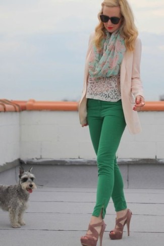 Grüne Hose kombinieren – 73 Damen Outfits: Um einen unkompliziertfen aber schicken Alltags-Look zu schaffen, vereinigen Sie ein hellbeige Sakko mit einer grünen Hose. Ergänzen Sie Ihr Look mit braunen Wildleder Sandaletten.