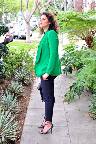 Leder Clutch kombinieren – 500+ Damen Outfits: Vereinigen Sie ein grünes Sakko mit einer Leder Clutch für einen super lässigen Trend-Look, der, Coolness und Persönlichkeit ausstrahlt. Ergänzen Sie Ihr Look mit dunkelblauen Leder Pumps mit Schlangenmuster.
