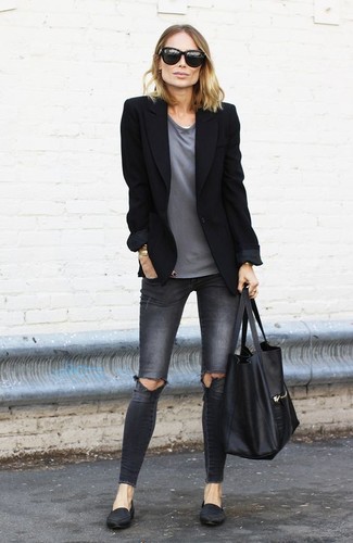 Graue enge Jeans mit Destroyed-Effekten kombinieren – 87 Damen Outfits: Arbeitsreiche Tage verlangen nach einem schlichten, aber dennoch stilvollen Outfit, wie zum Beispiel ein schwarzes Sakko und graue enge Jeans mit Destroyed-Effekten. Wählen Sie schwarzen Leder Slipper, um Ihr Modebewusstsein zu zeigen.