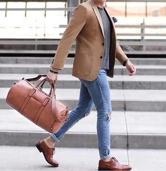 Beige Leder Reisetasche kombinieren – 19 Herren Outfits: Für ein bequemes Couch-Outfit, erwägen Sie das Tragen von einem beige Sakko und einer beige Leder Reisetasche. Komplettieren Sie Ihr Outfit mit braunen Leder Oxford Schuhen, um Ihr Modebewusstsein zu zeigen.