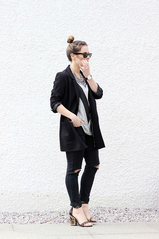 Schwarze Jeans mit Destroyed-Effekten kombinieren – 362 Damen Outfits: Vereinigen Sie ein schwarzes Sakko mit schwarzen Jeans mit Destroyed-Effekten für eine lässige Silhouette. Dieses Outfit passt hervorragend zusammen mit beige Wildleder Sandaletten mit Leopardenmuster.