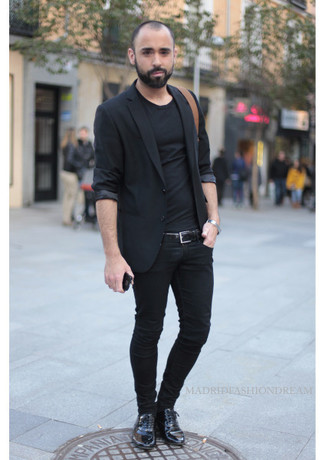Wie schwarzes T-Shirt mit einem Rundhalsausschnitt mit schwarzer enger Jeans zu kombinieren – 5 Smart-Casual Sommer Herren Outfits: Entscheiden Sie sich für Komfort in einem schwarzen T-Shirt mit einem Rundhalsausschnitt und schwarzen engen Jeans. Fühlen Sie sich ideenreich? Komplettieren Sie Ihr Outfit mit schwarzen Leder Oxford Schuhen. Das Outfit ist mega für den Sommer.