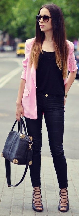 rosa Sakko, schwarzes T-Shirt mit einem Rundhalsausschnitt, schwarze enge Jeans, schwarze Römersandalen aus Leder für Damen