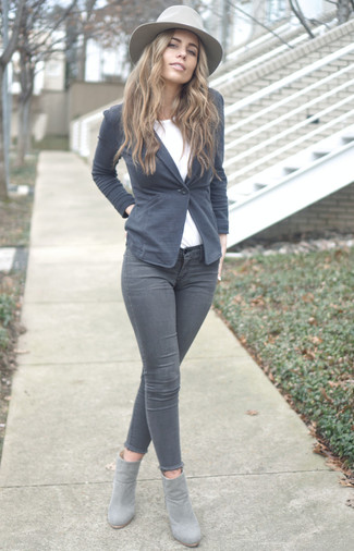 Graue enge Jeans kombinieren – 367 Damen Outfits: Tragen Sie ein graues Sakko zu grauen engen Jeans, um ein müheloses, lockeres Outfit zu kreieren. Dieses Outfit passt hervorragend zusammen mit grauen Wildleder Stiefeletten.