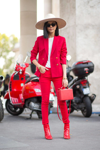 rotes Sakko, weißes T-Shirt mit einem Rundhalsausschnitt, rote enge Jeans, rote Leder Stiefeletten für Damen