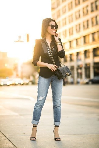 Schwarzes und weißes Sakko kombinieren – 500+ Damen Outfits: Diese Paarung aus einem schwarzen und weißen Sakko und hellblauen engen Jeans mit Destroyed-Effekten erlaubt es Ihnen, Ihren Casual-Look klar und einfach zu halten. Ergänzen Sie Ihr Look mit schwarzen Leder Sandaletten.