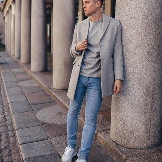 Graues Sakko kombinieren – 1200+ Herren Outfits: Entscheiden Sie sich für ein graues Sakko und hellblauen enge Jeans für einen bequemen Alltags-Look. Weiße Sportschuhe leihen Originalität zu einem klassischen Look.