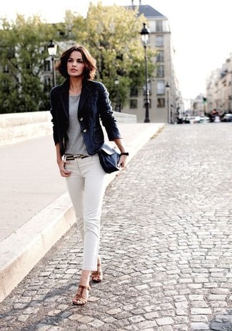 schwarzes Samtsakko, graues T-Shirt mit einem Rundhalsausschnitt, weiße enge Jeans, braune Leder Sandaletten für Damen
