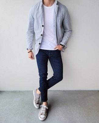Graues Baumwollsakko kombinieren – 39 Herren Outfits: Erwägen Sie das Tragen von einem grauen Baumwollsakko und dunkelblauen engen Jeans, um mühelos alles zu meistern, was auch immer der Tag bringen mag. Graue Segeltuch niedrige Sneakers fügen sich nahtlos in einer Vielzahl von Outfits ein.