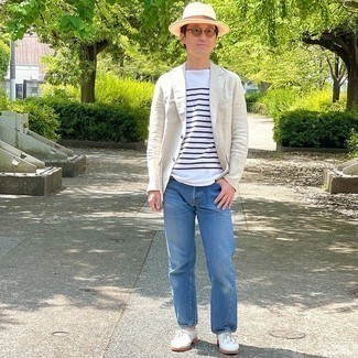 Smart-Casual heiß Wetter Outfits Herren 2024: Entscheiden Sie sich für ein weißes Leinen Sakko und blauen Jeans, um einen eleganten, aber nicht zu festlichen Look zu kreieren. Fühlen Sie sich mutig? Ergänzen Sie Ihr Outfit mit weißen Segeltuch Derby Schuhen.