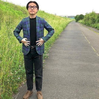 Sakko kombinieren – 500+ Casual Herren Outfits warm Wetter: Erwägen Sie das Tragen von einem Sakko und schwarzen Jeans für einen bequemen Alltags-Look. Braune Chukka-Stiefel aus Leder sind eine großartige Wahl, um dieses Outfit zu vervollständigen.
