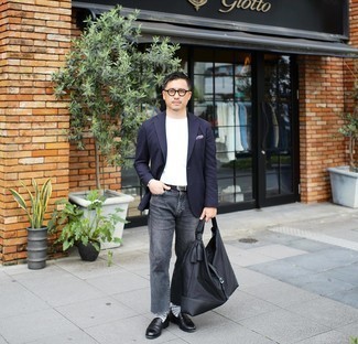 Dunkelblaues Sakko kombinieren – 500+ Herren Outfits: Paaren Sie ein dunkelblaues Sakko mit dunkelgrauen Jeans für Ihren Bürojob. Fühlen Sie sich mutig? Vervollständigen Sie Ihr Outfit mit schwarzen Leder Slippern.