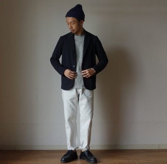 Smart-Casual Outfits Herren 2024: Vereinigen Sie ein schwarzes Sakko mit weißen Jeans für Drinks nach der Arbeit. Vervollständigen Sie Ihr Look mit schwarzen Chukka-Stiefeln aus Leder.
