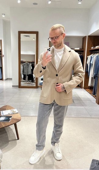 30 Jährige: Outfits Herren 2024: Kombinieren Sie ein hellbeige Wollsakko mit grauen Jeans für einen für die Arbeit geeigneten Look. Fühlen Sie sich ideenreich? Entscheiden Sie sich für weißen Leder niedrige Sneakers.