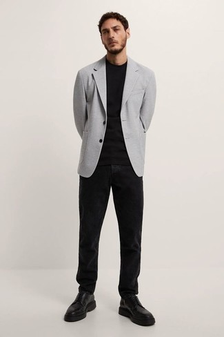 graues Sakko, schwarzes T-Shirt mit einem Rundhalsausschnitt, schwarze Jeans, schwarze klobige Leder Derby Schuhe für Herren