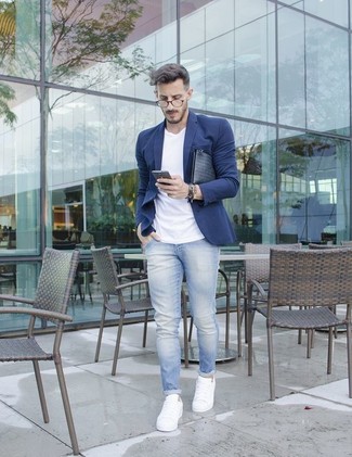 30 Jährige: Clutch Handtasche kombinieren – 500+ Herren Outfits warm Wetter: Kombinieren Sie ein dunkelblaues Sakko mit einer Clutch Handtasche für einen entspannten Wochenend-Look. Fühlen Sie sich ideenreich? Ergänzen Sie Ihr Outfit mit weißen Leder niedrigen Sneakers.