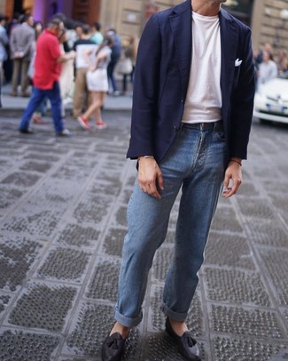 30 Jährige: Welche Sakkos mit hellblauer Jeans zu tragen – 89 Sommer Herren Outfits: Vereinigen Sie ein Sakko mit hellblauen Jeans für Ihren Bürojob. Entscheiden Sie sich für schwarzen Leder Slipper mit Quasten, um Ihr Modebewusstsein zu zeigen. Dieser Look ist hervorragend für den Sommer geeignet.